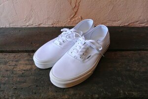 yVANSzoY@Y I[ZeBbN Authentic VN000EE3W00Xj[J[ V[YTrue White