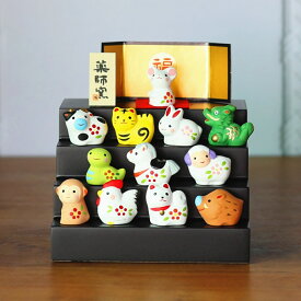 十二支飾り 干支セット錦彩十二支飾り 段飾り毎年飾れる 午 午年 ウマ年 うま年 馬 正月飾り 置物 干支置物 和風 ミニチュア おしゃれ お正月飾り 薬師窯 陶器 新年 かわいい インテリア コンパクト 省スペース お土産 外国人 喜ぶ 干支の置物セット