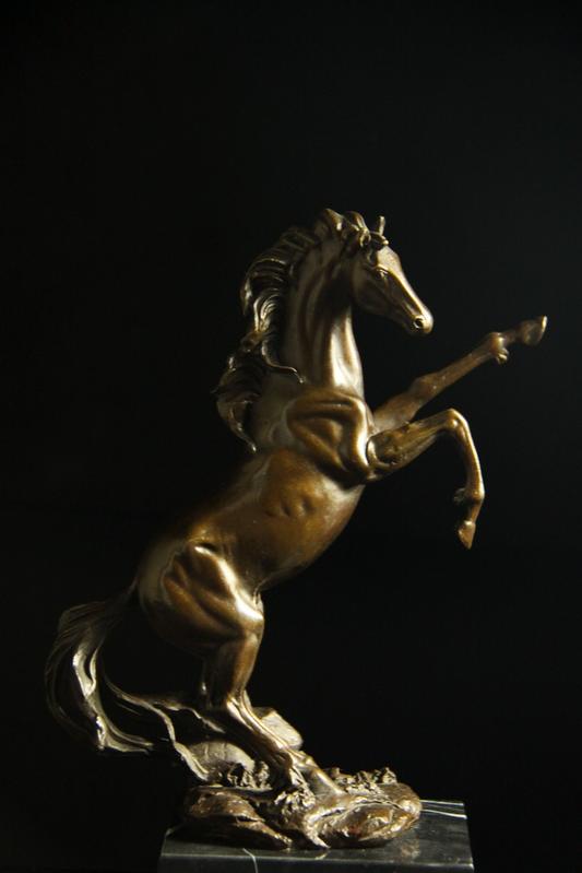 超人気ブロンズ像 馬 27cm 贅沢 【残りわずか】 インテリア家具 置物 彫刻 彫像 プレゼント 銅像 美術品フィギュア贈り物