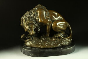 【送料無料】大型ブロンズ像　蛇を 押しつぶすライオン　Barye7.4キロ　　インテリア家具　置物　彫刻　銅像　彫像　美術品フィギュア贈り物 プレゼント