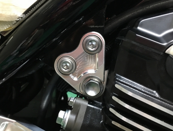 のネジレを Kファクトリー エンジンハンガーセット フロント用 メタリックシルバー 左右セット Z900RS/CAFE 179VZBG015N ケイファクトリー：バイクマン　店 ケイファク