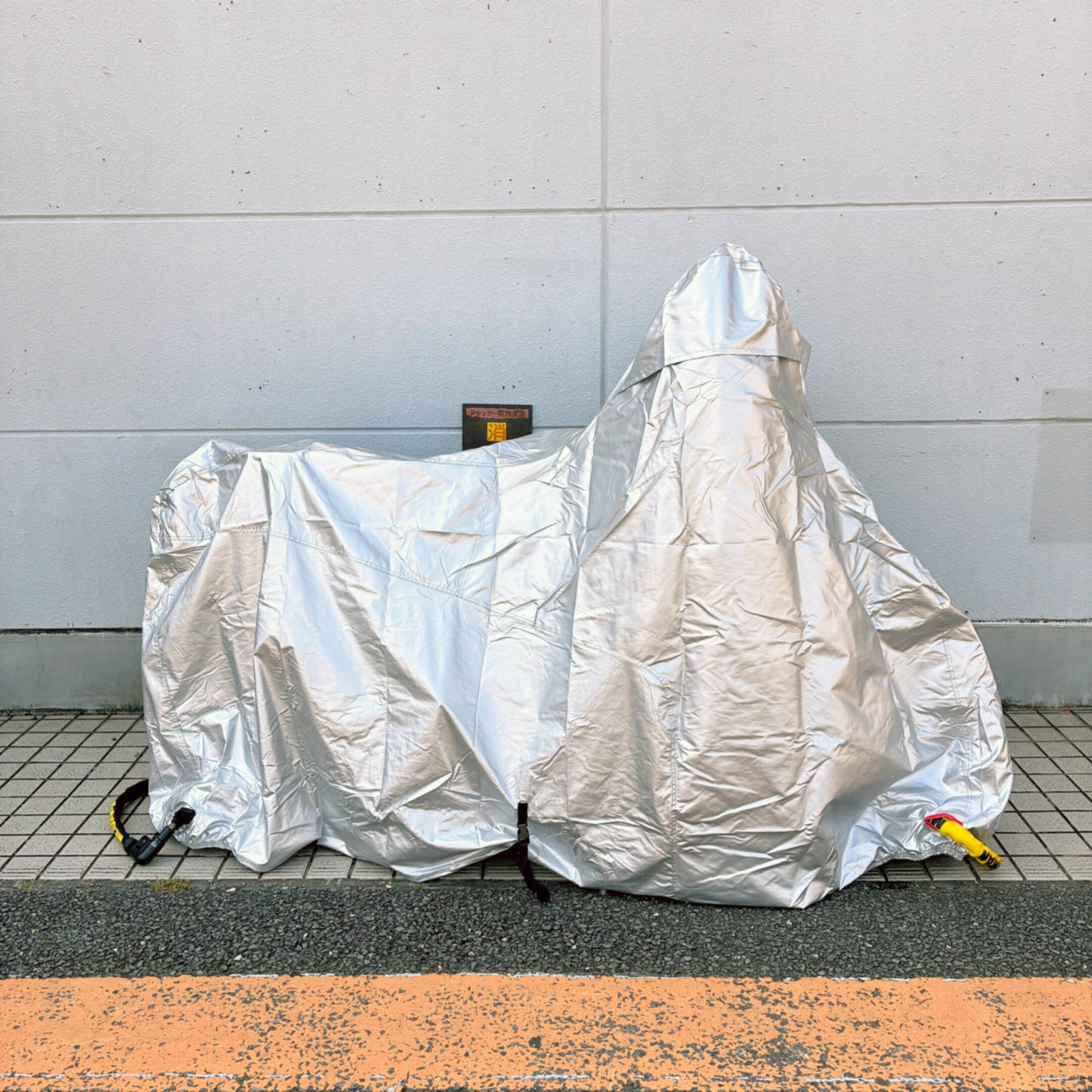 基本性能をご紹介。前後ホイールにロックを共通しできます。バタつき防止ベルトももちろん装備。ミラー付近に排熱ダクト装備。熱いマフラーのままかけても溶けないバイクカバー