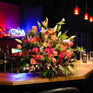 大型アレンジメントフラワー 赤色・ピンク系2万円コース演出 出演祝い 講演祝い 公演祝い 発表会 イベント 会場 楽屋 贈り物 フラワーギフト プレゼント お祝い お花 当日配送OK 送料無料