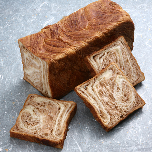 トーストするとシナモンの薫りが広がり食欲がそそられる一品です 京都祇園ボロニヤ SEAL限定商品 シナモン３斤 ファクトリーアウトレット デニッシュ食パン