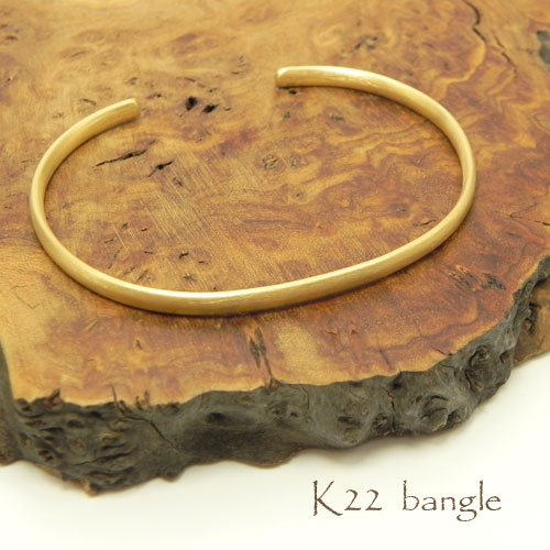 K22 bangle<br>3ミリ幅楕円バングル<br>22金 鍛造ブレスレット<br>C型バングル<br>金の腕輪<br>金属アレルギー対策<br>