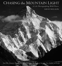 Chasing the Mountain Light: A Life Photographing Wild Places CHASING THE MOUNTAIN LIGHT [ David Neilson ]