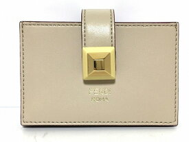 【新着】FENDI(フェンディ) カードケース - 8M0301 ベージュ×アイボリー×ゴールド レザー×金属素材【20200206】【中古】