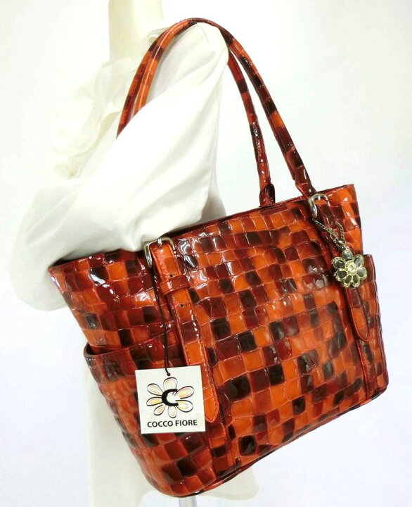 コッコフィオーレ(COCCO FIORE)のエナメルのバッグ ーb - その他 