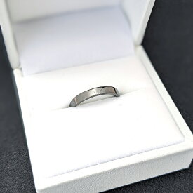 光を反射する滑らかな曲線と、手に馴染む美しいフォルムが融合した、究極のシンプルデザイン。『永遠の輝き』甲丸結婚指輪。「最高のシンプルデザインである甲丸タイプの結婚指輪・ブラックカラー」