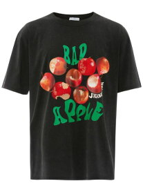 【送料無料】2023春夏 メンズ『JW ANDERSON（ジェイダブリューアンダーソン）』BAD APPLE クルーネック Tシャツ【チャコール】大きな林檎グラフィックのプリント＆刺繡が印象的！ユーズド感あるTシャツ！！★JT0122 PG1236/599 CHARCOAL