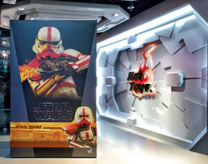 �u�V�i�E�݌Ɂv Hottoys �z�b�g�g�C�Y�@TMS012 �w�}���_�����A���x �C���V�l���[�^�[�E�X�g�[���g���[�p�[ 1/6 �X�P�[�t�B�M���A�@The Mandalorian - Incinerator Stormtrooper