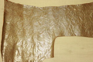 シルバー 90ds ヌメ革 ショルダーレザー 牛革 イタリア レザー 箔貼り×エンボス はぎれ 1枚革 一枚革 レザークラフト 革 皮 本革 diy 生地 材料