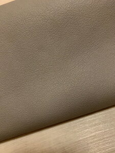 ライトグレー 217ds クロム革 牛革 イタリア レザー 弱シュリンク加工 はぎれ 一枚革 レザークラフト 革 皮 本革 diy 生地 材料