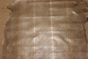 シルバー 94ds クロム革 牛革 イタリア レザー スネーク型押し はぎれ 一枚革 レザークラフト 革 皮 本革 diy 生地 材料