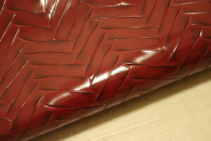 ワインレッド 146ds クロム革 牛革 イタリア レザー エンボス加工 はぎれ 一枚革 レザークラフト 革 皮 本革 diy 生地 材料