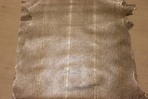 シルバー系 92ds クロム革 牛革 イタリア レザー スネーク型押し はぎれ 一枚革 レザークラフト 革 皮 本革 diy 生地 材料