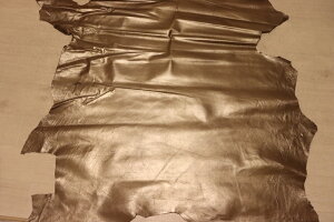 バフ 137ds クロム革 豚革 イタリア レザー 箔貼り加工 はぎれ 一枚革 レザークラフト 革 皮 本革 diy 生地 材料