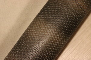 ダークグレー 113ds クロム革 牛革 イタリア レザー グラデーション染 はぎれ 一枚革 レザークラフト 革 皮 本革 diy 生地 材料