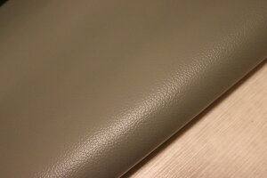 ライトグレー 230ds クロム革 牛革 国産 レザー シボ型押し はぎれ 一枚革 レザークラフト 革 皮 本革 diy 生地 材料