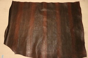 ヴィンテージブラウン 117ds ヌメ革 ショルダーレザー 牛革 イタリア レザー スネーク型押し はぎれ 一枚革 レザークラフト 革 皮 本革 diy 生地 材料