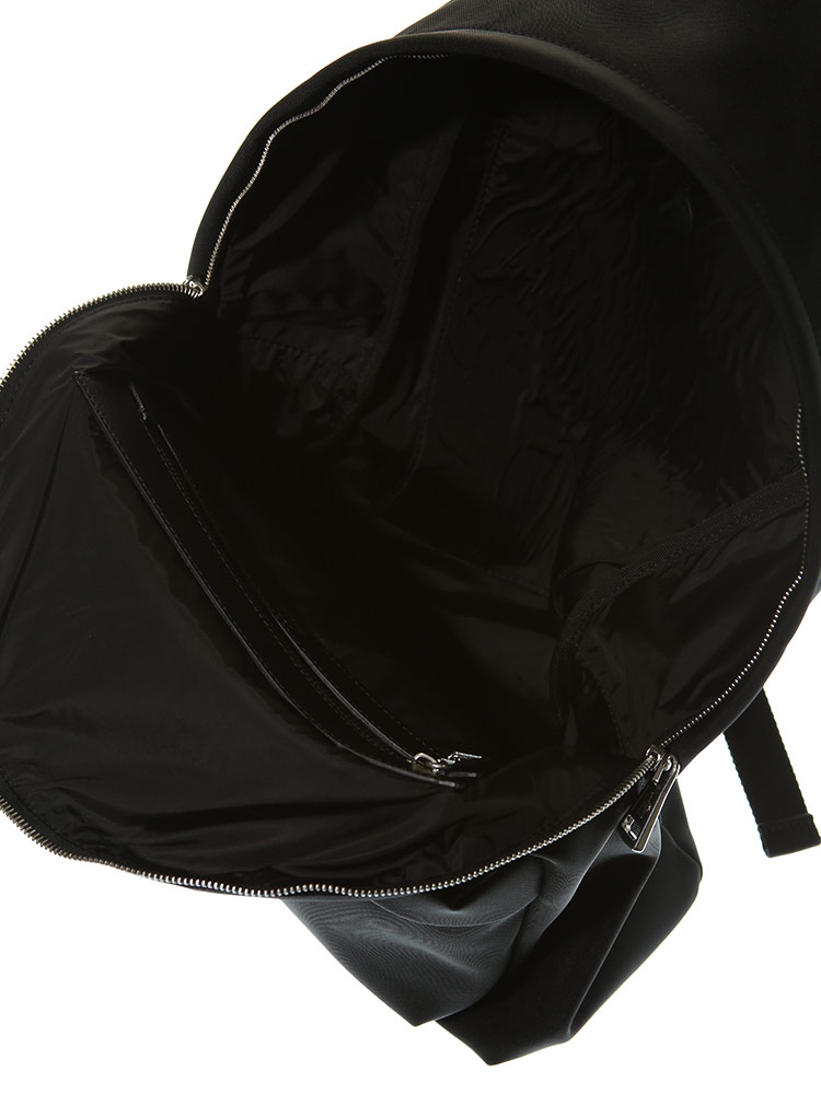 MONCLER (モンクレール) ロゴマーク ジップ バックパック PIERRICKブランド メンズ レディース 鞄 バッグ リュック  MC5A7040002T05 | 大きいサイズのサカゼン