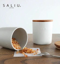 NEW【条件特典】キャニスター BS10《 SALIU 》保存容器 450ml 調味料入れ 調味料 調味料ポット 木蓋 陶器 木葢 白磁 容器 調味料 チーク材 砂糖 塩 入れ物 砂糖入れ ソルト シュガーポット ストッカー 収納 シンプル ロゴ入り LOLO ロロ 日本製 NXT
