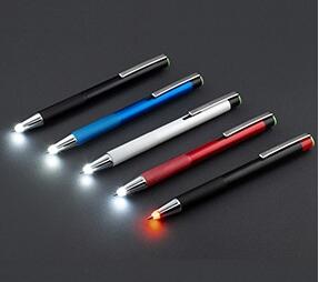 誕生日プレゼント ショッピング 光を照らして書けるライト付きボールペン ライト付きボールペンがより便利になってリニューアル ゼブラ ライトライトα油性ボールペンペン先にLEDライトを搭載 P-BA96