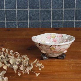 【粉引色桜　三つ足鉢（紅）】瀬戸焼 和食器 食器 小鉢 取鉢 中鉢 手描き 花柄 プレゼント 贈り物