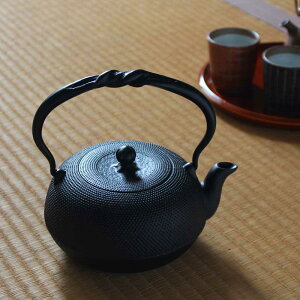 【南部鉄器】鉄瓶 丸アラレ 0.8L 及甚 IH対応 直火可 やかん ケトル 鉄分補給 日本製 送料無料