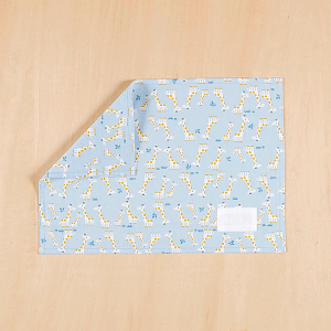 ランチョンマット  ランチクロス  縦26cm横37cm ●ブルーに動物かわいいきりん柄904● 子供・キッズ用 名札(氏名票)つき ネーム 幼稚園・小学校・給食用ナフキン 裏地あり 入園