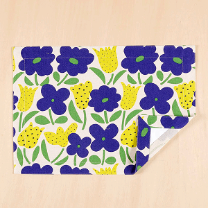 ランチョンマット  ランチクロス 32×46 ●紺の大きな花と黄色チューリップ 901● 額縁仕立て 子供・キッズ用 名札(氏名票)つき ネーム 幼稚園・小学校・給食用ナフキン 布製 入