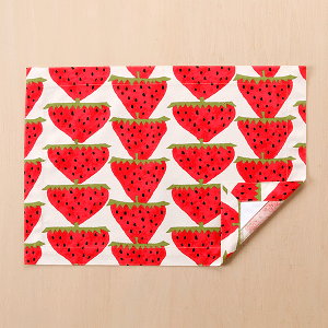ランチョンマット  ランチクロス 32×46 ★生成りに大きな苺 941★ 額縁仕立て 子供・キッズ用 名札(氏名票)つき ネーム 幼稚園・小学校・給食用ナフキン 布製 入園 入学