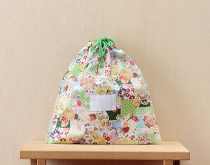体操着入れ 体操服入れ お着替え入れ 巾着型 縦28cm横27cm(28×27) まち2cm 氏名票つき 名札つき コラージュ柄 グリーン652 修学旅行・林間学校・宿泊訓練・キャンプ・お泊り保育の時の荷物の