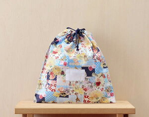 体操着入れ 体操服入れ お着替え入れ 巾着型 縦28cm横27cm(28×27) まち2cm 氏名票つき 名札つき コラージュ柄 ブルー653 修学旅行・林間学校・宿泊訓練・キャンプ・お泊り保育の時の荷物の小