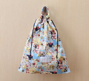 持ち手つき 体操服入れ お着替え入れ 名札つき コラージュ柄 ブルー653 修学旅行・林間学校・宿泊訓練・キャンプ・お泊り保育 荷物の小分けにも活躍 縦37cm横35cm(37×35) まち4cm 机の脇にかけ