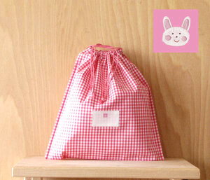 体操着入れ 体操服入れ お着替え入れ 巾着型 縦28cm横27cm(28×27) まち2cm 氏名票つき 名札つき 濃いピンクと白のギンガムチェック オリジナルワンポイント うさぎs3 修学旅行・林間学校・宿