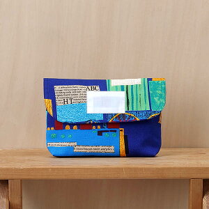 かぶせ型のお弁当入(ランチボックス)大きな汽車のプリント 紺地 横入れふた型(フラップタイプ)封筒型 両面テープ(面ファスナー) アルミのお弁当箱 370ml を入れるのにもおすす