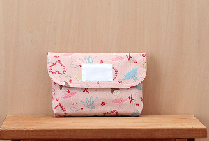 かぶせ型のお弁当入(ランチボックス) 横入れふた型(フラップタイプ)封筒型 両面テープ(面ファスナー) 842ピンクバレリーナとリボンアルミのお弁当箱 370ml を入れるのにもおすす