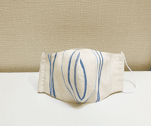 マスク 立体型Mレギュラーサイズ 巾広タイプ女性にお薦め三重仕立【三角 ▽ ステッチ入り】生成りに手書き風のストライプ 布製 日本製852