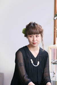 小さいダリアの髪飾り【くすんだ緑】【ヘアピン付】【ケース付】