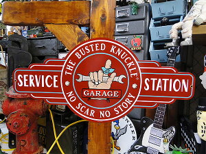 バステッドナックルガレージ サービスステーション U.S.ヘヴィースチールサイン アメリカン雑貨 アメリカ雑貨 グッズ おしゃれ かっこいい ガレージ雑貨 ガレージング雑貨 シ