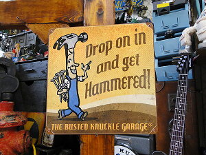 バステッドナックルガレージ ガレージシーン U.S.ヘヴィースチールサイン (ハンマー) 看板 アメリカン雑貨 アメリカ雑貨 グッズ