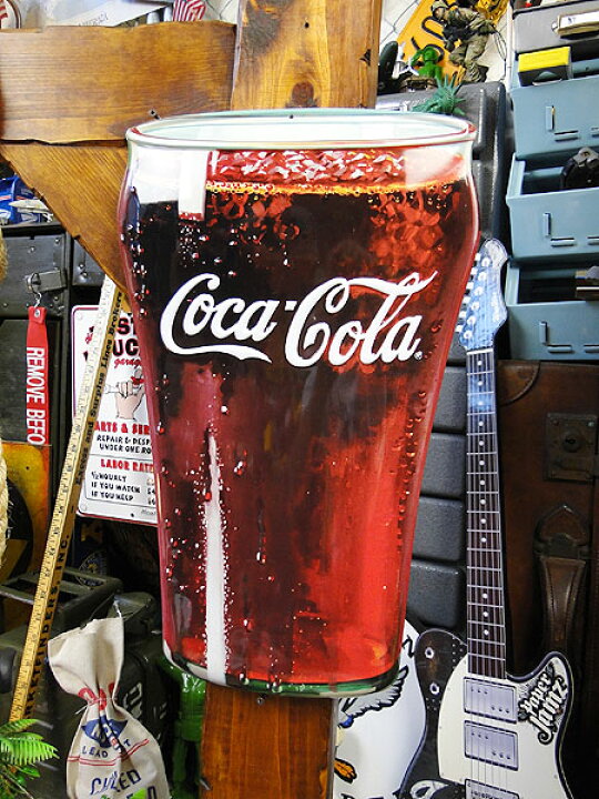 楽天市場 コカ コーラのエンボスティンサイン コークグラス ダイカット コカコーラグッズ 雑貨 グッズ ブランド Coca Cola アメリカ雑貨 アメリカン雑貨 コーラ 置物 インテリア おしゃれ 人気 小物 壁面装飾 装飾 飾り ディスプレイ 内装 人気 ウォール