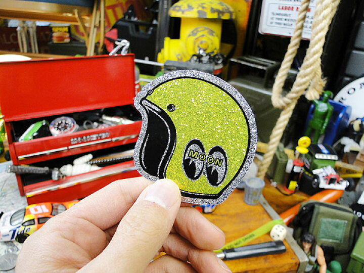 楽天市場 ムーンアイズのヘルメットステッカー ムーンアイズ ステッカー アメリカ雑貨 アメリカン雑貨 Mooneyes 人気 グッズ 雑貨 ブランド アメリカ 通販 おしゃれ 輸入 車 シール 本物 正規品 デカール 世田谷ベース アルファベット ロゴ レトロ アメリカ雑貨通販
