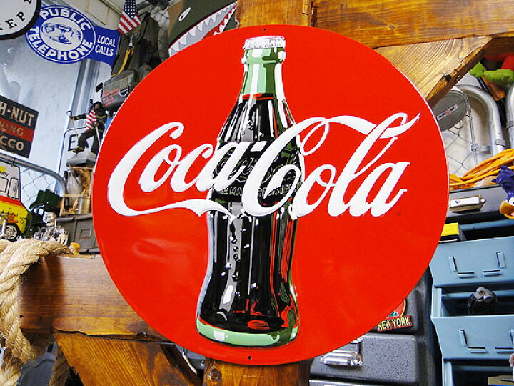 楽天市場 コカ コーラのエンボスティンサイン コンツアーボトル ラウンドタイプ コカコーラグッズ 雑貨 グッズ ブランド Coca Cola アメリカ雑貨 アメリカン雑貨 コーラ インテリア 壁面装飾 装飾 飾り ディスプレイ 内装 ウォールデコレーション コーラ アメリカ