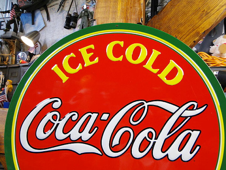楽天市場 コカ コーラ クラシックロゴ ラウンドのエンボス ティンサイン コカコーラグッズ 雑貨 グッズ ブランド Coca Cola アメリカ雑貨 アメリカン雑貨 壁面装飾 装飾 飾り ディスプレイ 内装 人気 ウォールデコレーション コーラ レトロ ポスター アメリカ