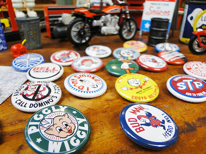 毎日がバーゲンセール カンパニーカンバッジ バドマン レッド アメリカ雑貨 アメリカン雑貨 アメリカ 雑貨 カンバッジ ファッション 人気 缶バッチ オシャレ かわいい カンバッチ キッズ 子供 アルファベット 缶バッジ アメキャラ Tonna Com