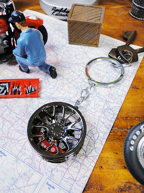 楽天市場 クルマのカスタムパーツのキーリング ホイール ガンメタ こだわり派が夢中になる 人気のアメリカ雑貨屋 通販 アメリカ雑貨 アメリカン雑貨 インテリア雑貨 カッコイイ男の部屋 おしゃれ 生活雑貨 カー雑貨 カーグッズ キーホルダー キーチェーン