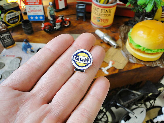 楽天市場 モーター系ブランドのピンバッジ ガルフ アメリカ雑貨 アメリカン雑貨 アメリカ 雑貨 ピンバッジ ファッション ピンバッチ 人気 オシャレ かわいい ミリタリー アルファベット ロゴ 世田谷ベース アメリカ雑貨通販キャンディタワー
