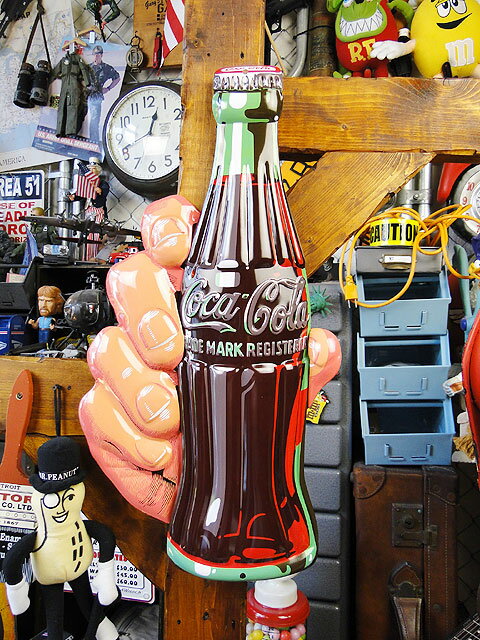 楽天市場 コカ コーラのエンボスティンサイン ボトル イン ハンド コカコーラグッズ 雑貨 グッズ ブランド Coca Cola アメリカ雑貨 アメリカン雑貨 コーラ インテリア 壁面装飾 装飾 飾り ディスプレイ 内装 ウォールデコレーション コーラ レトロ ポスター